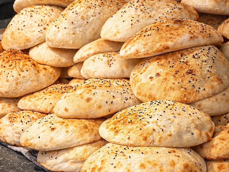 Gestapelte, frisch gebackene Fladenbrote mit Sesam