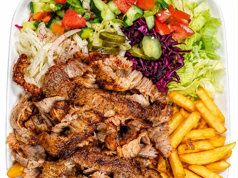 Dönerteller mit Fleisch, Salat und Pommes