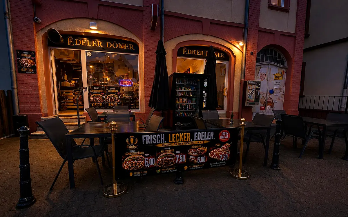 Ladenfront von Edeler Döner mit Tischen draußen